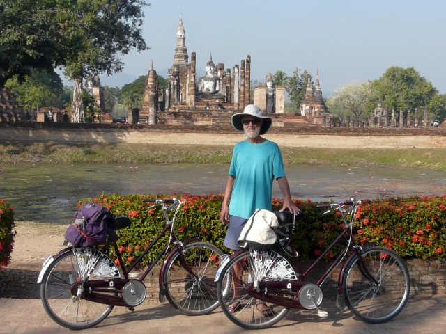 Jerry and bikes in front of Wat Mahathat